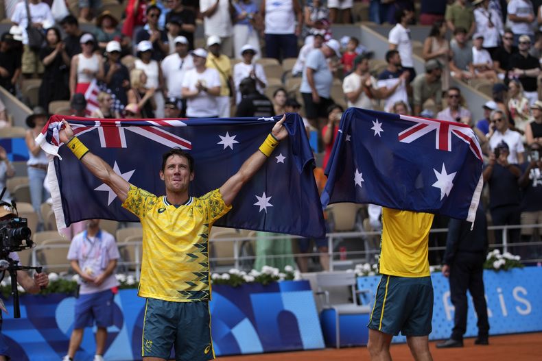 Los australianos Matthew Ebden y John Peers celebran tras derrotar a los estadounidenses Austin Krajicek y Rajeev Ram en la final del dobles femenino de los Juegos Olímpicos de París, el sábado 3 de agosto de 2024.. (AP Foto/Andy Wong)