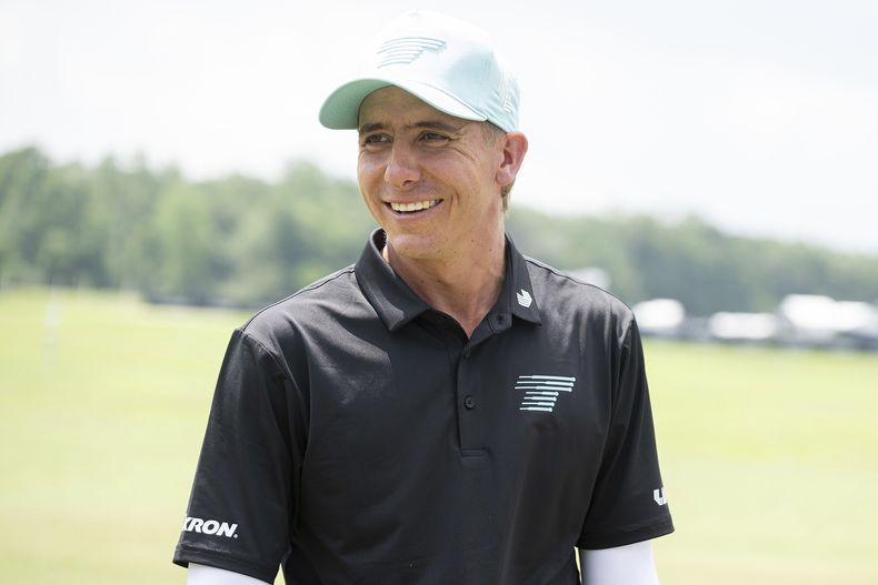 Carlos Ortiz, de Torque GC, sonría en el campo durante la última ronda del LIV Golf Houston en el Club de Golf Houston, el domingo 9 de junio de 2024, en Humble, Texas. (Charles Laberge/LIV Golf via AP)