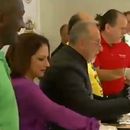 Gloria y Emilio Estefan reparten comida a los más necesitados