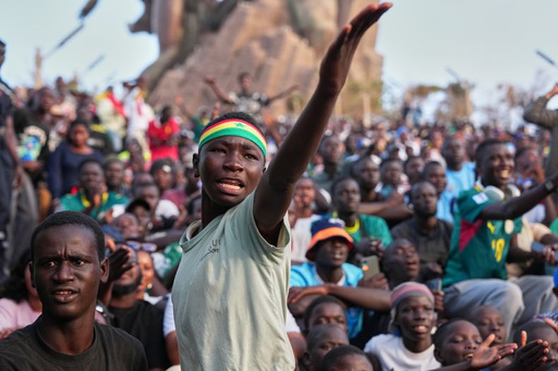 Un hincha de Senagal sigue la transmisión del partido de la selección nacional contra Francia en el Mundial, el martes 16 de junio de 2026, en Dakar. (AP Foto/Misper Apawu)