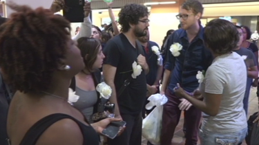 manifestantes interrumpen reunion de la comision de miami dade en protesta contra el alcalde
