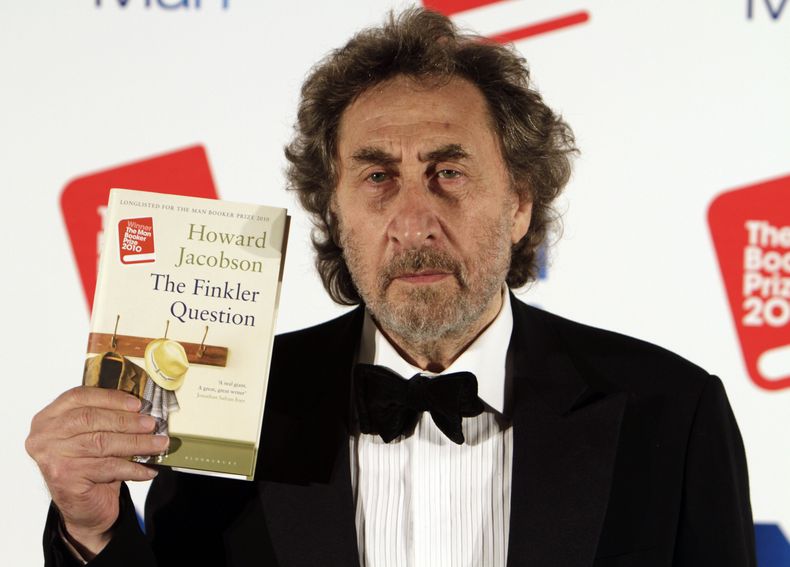 En esta foto de archivo del 12 de octubre del 2010, el autor brit&aacute;nico Howard Jacobson posa con un ejemplar de su libro "The Finkler Question", ganador del Premio Booker de Ficci&oacute;n de 2010, en Londres. Tres escritores brit&aacute;n