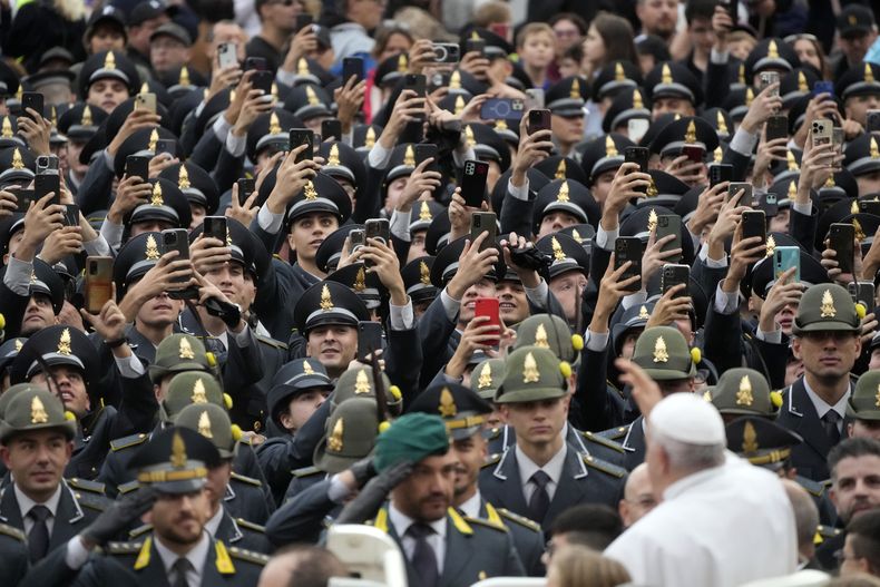 Agentes de la Policía Financiera saludan al papa Francisco a su arribo a la audiencia general semanal en la Plaza de San Pedro, Vaticano, miércoles 25 de octubre de 2023. (AP Foto/Gregorio Borgia)