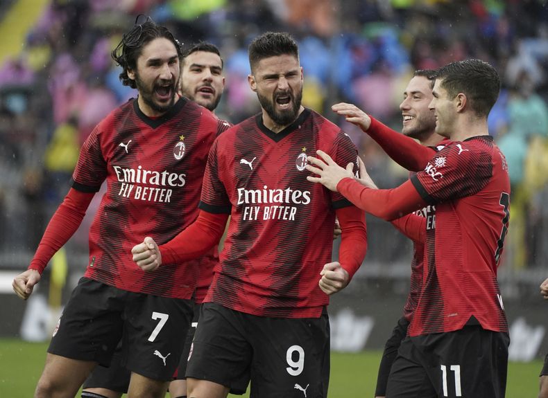 Olivier Giroud del AC Milan celebra tras anotar el segundo gol de su equipo en el encuentro ante el Empoli en la Serie A el domingo 7 de enero del 2024. (Marco Bucco/LaPresse via AP)