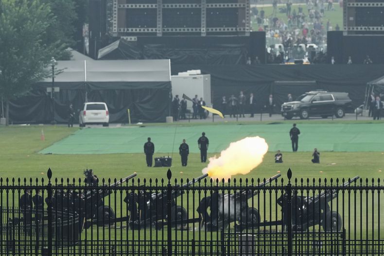 Miembros del ejército de EEUU disparan cañones como parte de una salva de 21 cañonazos durante un evento para conmemorar el 250mo aniversario del Ejército, que coincide con el 79no cumpleaños del presidente Donald Trump, el sábado 14 de junio de 2025, en Washington. (AP Foto/Mark Schiefelbein)