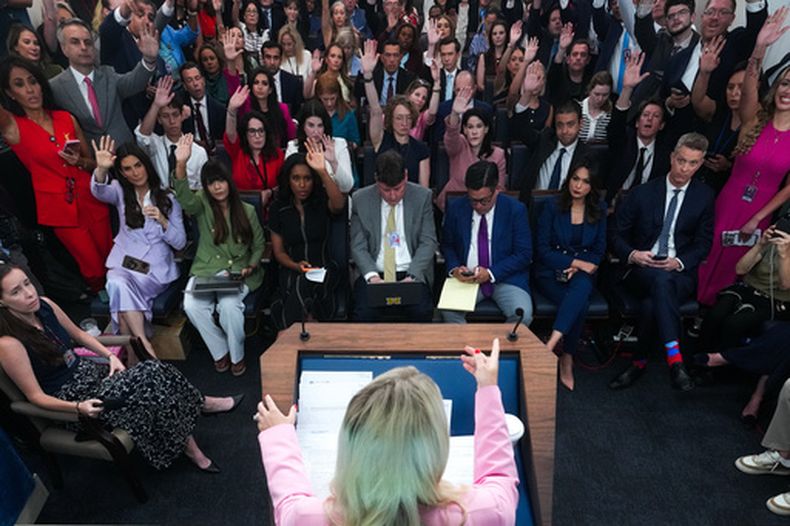 ARCHIVO - La secretaria de prensa de la Casa Blanca, Karoline Leavitt, habla con los periodistas en la Sala de Prensa James Brady de la Casa Blanca, el 16 de julio de 2026, en Washington. (Foto AP/Julia Demaree Nikhinson, Archivo)
