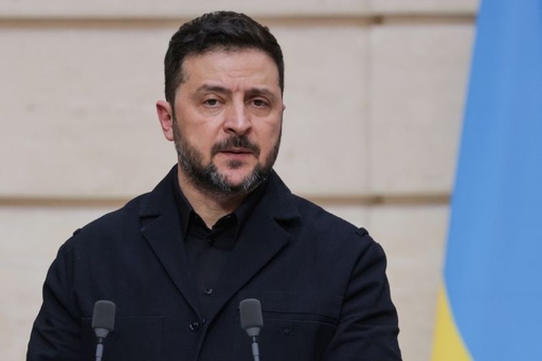 El presidente ucraniano Volodymyr Zelenskyy en conferencia de prensa en el Palacio de los Elíseos en París, el 13 de marzo del 2026. (Ludovic Marin/Pool Photo via AP)