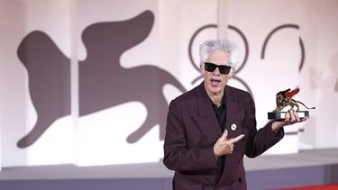 El director Jim Jarmusch, ganador del León de Oro a la mejor película por Father Mother Sister Brother, posa en la sesión fotográfica de premiación durante la 82ª edición del Festival de Cine de Venecia en Venecia, Italia, el sábado 6 de septiembre de 2025. (Foto Scott A Garfitt/Invision/AP)