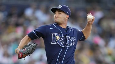 El abridor de los Rays de Tampa Bay Shane McClanahan trabaja en la primera entrada en el juego ante los Padres de San Diego el viernes 16 de junio del 2023. (AP Foto/Gregory Bull)