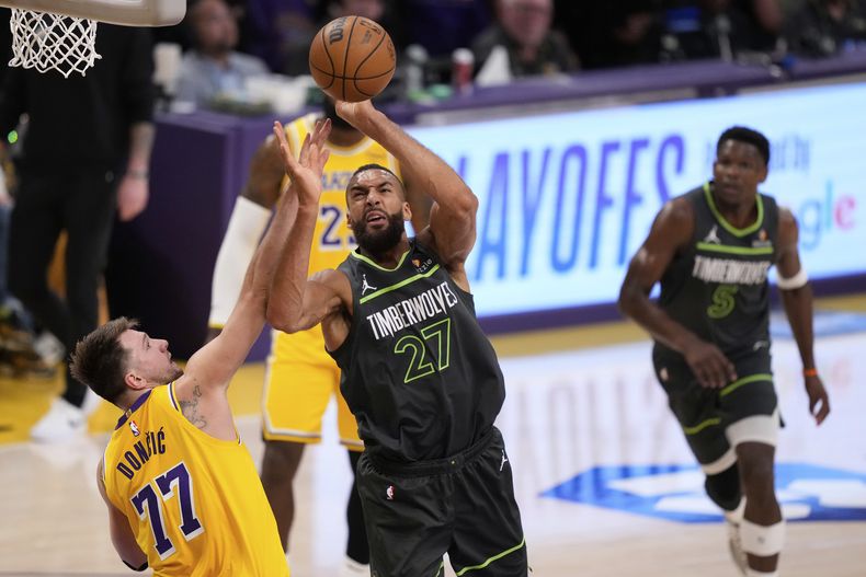 El francés Rudy Gobert, pívot de los Timberwolves de Minnesota captura un rebote frente al esloveno Luka Doncic, de los Lakers de Los Ángeles, en el partido de playoffs disputado el miércoles 30 de abril de 2025 (AP Foto/Mark J. Terrill)