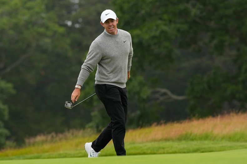 El norirlandés Rory McIlroy reacciona tras fallar un putt en el segundo hoyo en la primera ronda del Abierto de Estados Unidos en Shinnecock Hills Golf Club el jueves 18 de junio del 2026. (AP Foto/David J. Phillip)