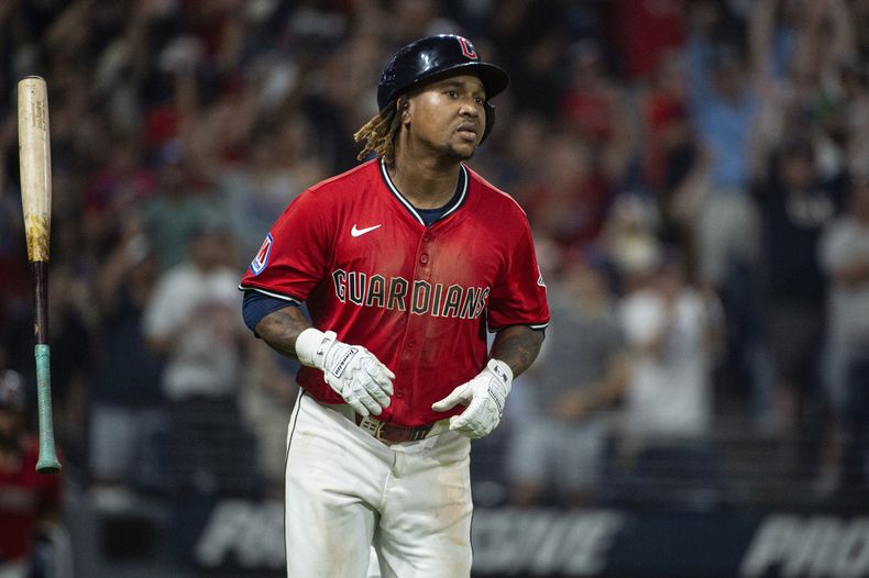 José Ramirez, de los Guardianes de Cleveland, observa si sencillo decisivo frente al lanzador de los Azulejos de Toronto Mason Fluharty en el cierre de la 10ma entrada del juego de béisbol de Grandes Ligas del miércoles 25 de junio de 2025, en Cleveland. (AP Foto/Phil Long)