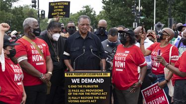 Hospitalizan a reverendo Jesse Jackson y su esposa por COVID