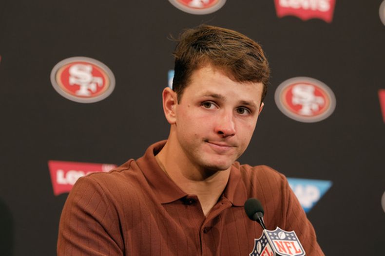 El QB de los 49ers de San Francisco, Brock Purdy, habla en una conferencia de prensa después de un partido de fútbol americano de la NFL contra los Broncos de Denver en Santa Clara, California, el 4 de octubre de 2026. (Foto AP/Kelley L. Cox)