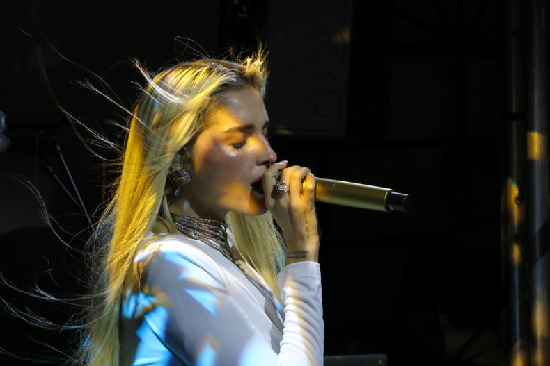 La cantautora venezolana Elena Rose se presenta en un concierto de lanzamiento de su álbum Bendito Verano en la Ciudad de México, el miércoles 22 de octubre de 2025. (Foto AP/Berenice Bautista)