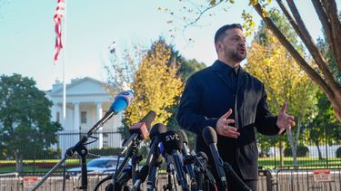 El presidente de Ucrania, Volodymyr Zelenskyy, habla a la prensa en el parque de Lafayette Park al otro lado de la calle de la Casa Blanca, tras una reunión con el presidente de Estados Unidos, Donald Trump, el viernes 17 de octubre de 2025, en Washington. (AP Foto/Manuel Balce Ceneta)