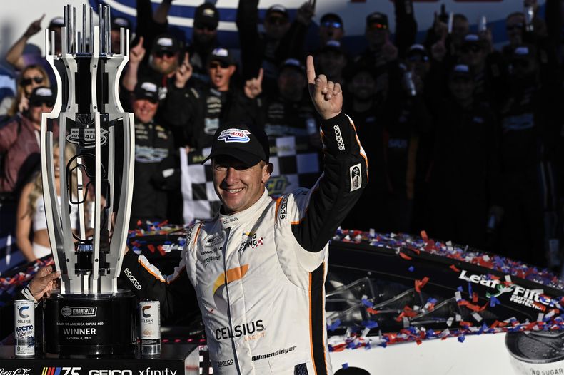 AJ Allmendinger celebra en Victory Lane después de ganar la carrera de la NASCAR Cup Series en el Charlotte Motor Speedway, el domingo 8 de octubre de 2023, en Concord, Carolina de Norte. (AP Foto/Matt Kelley)