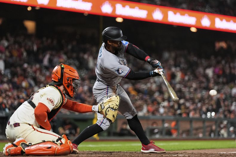 El dominicano Otto López, de los Marlins de Miami, pega un sencillo en la décima entrada del juego ante los Gigantes de San Francisco, el miércoles 25 de junio de 2025 (AP Foto/Godofredo A. Vásquez)