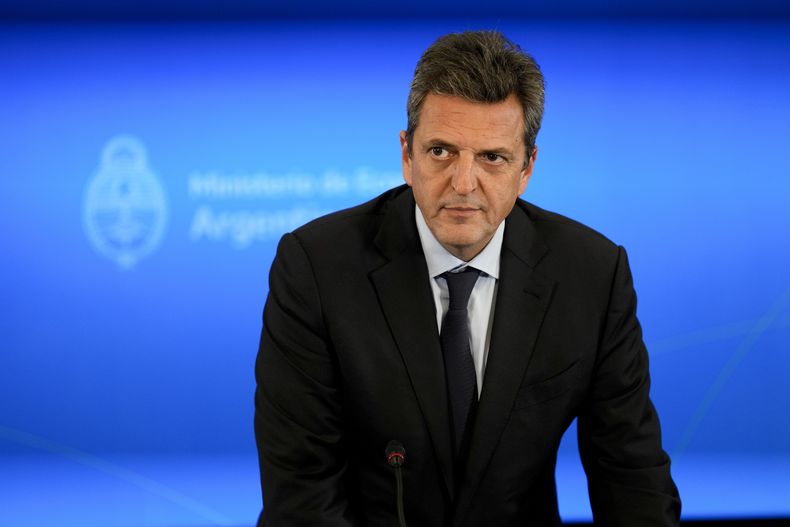 ARCHIVO - El ministro de Economía argentino Sergio Massa llega a una conferencia de prensa en Buenos Aires, Argentina, el 3 de agosto de 2022. Massa es uno de los precandidatos presidenciales para las elecciones de octubre. (AP Foto/Natacha Pisarenko, Archivo)