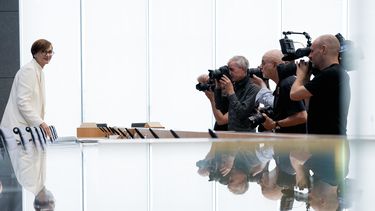 La ministra de Ciencia alemana, Bettina Stark-Watzinger, izquierda, arriba a una conferencia de prensa para presentar la nueva estrategia del gobierno de apoyo a la investigación de la fusión nuclear, una tecnología que se espera sea una fuente ilimitada de energía limpia, en Berlín, jueves 22 de junio de 2023. (AP Foto/Markus Schreiber)