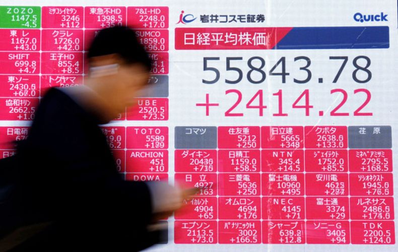 Una persona pasa ante una pantalla con el índice bursátil japonés Nikkei, en Tokio, el miércoles 8 de abril de 2026. (Yuya Shino/Kyodo News via AP)