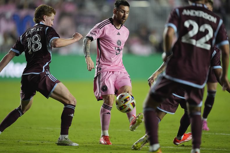 El argentino Lionel Messi, del Inter Miami, remata frente a Oliver Larraz (18), mediocampista de los Rapids de Colorado, el sábado 6 de abril de 2024 en Fort Lauderdale, Florida (AP Foto/Rebecca Blackwell)