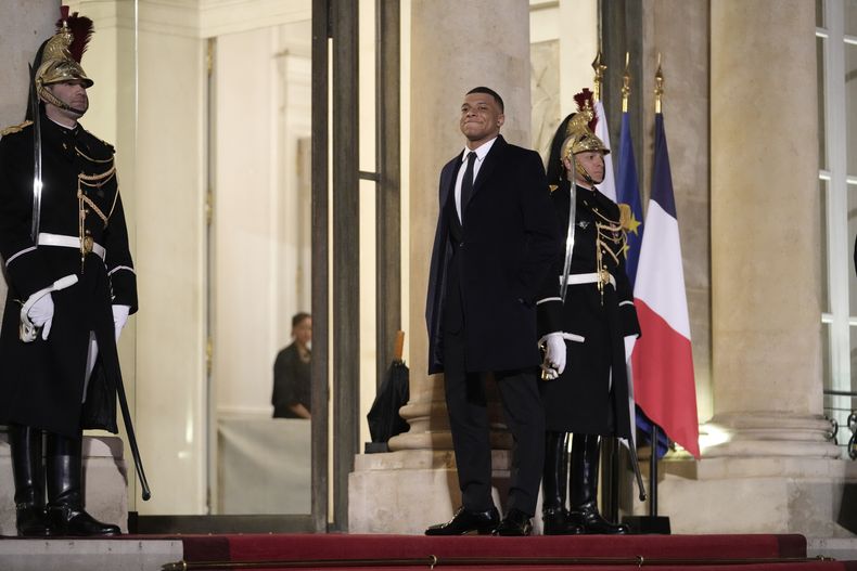 Kylian Mbappe, jugador del Paris Saint-Germain, posa al llegar a la cena de Estado con el presidente Emmanuel Macron y el emir de Qatar, el jeque Tamim bin Hamad Al Thani en el Palacio del Eliseo el martes 27 de febrero del 2024. (AP Foto/Thibault Camus)