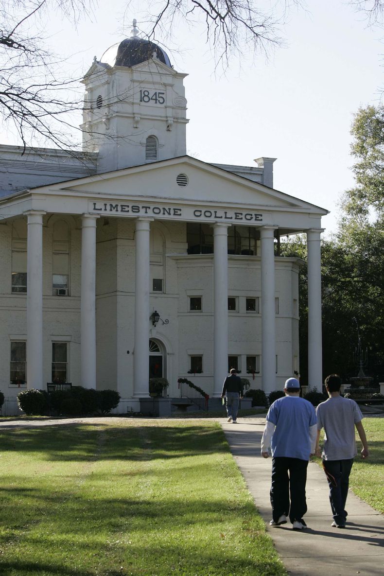 ARCHIVO – Alumnos de la Universidad Limestone caminan por el campus, el lunes 11 de diciembre de 2006, en Gaffney, Carolina del Sur. La escuela anunció la tarde del martes que cerraría por no haber podido recaudar 6 millones de dólares. (AP Foto/Mary Ann Chastain, Archivo)