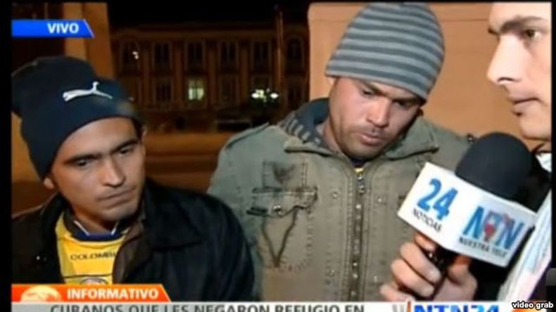 Dicen haber sido opositores en la isla, e iniciaron la protesta en el centro histórico de la capital colombiana tras recibir una negativa de asilo.