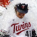 Joe Ryan de los Mellizos de Minnesota recibe un baño de agua tras lanzar la ruta completa ante los Medias Rojas de Boston, el jueves 22 de 2023. (AP Foto/Abbie Parr)