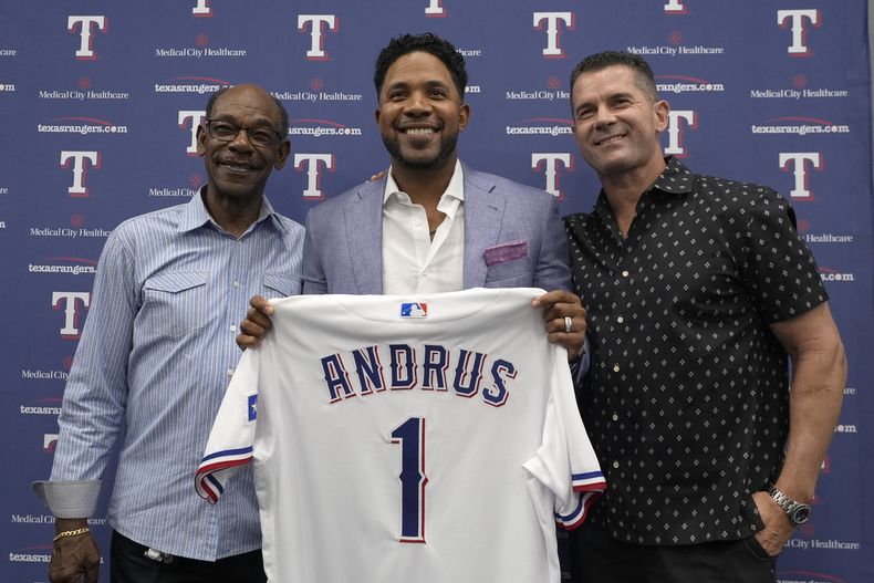 El venezolano Elvis Andrus (centro) posa con Ron Washington (izquierda), manager de los Angelinos de Los Ángeles, y con su excompañero Michael Young, tras anunciar oficialmente su retiro el viernes 6 de septiembre de 2024 (AP Foto/LM Otero)