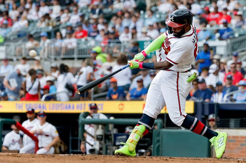 Michael Harris II, de los Bravos de Atlanta, conecta un jonrón solitario contra los Padres de San Diego durante la segunda entrada de un partido de béisbol, el jueves 23 de julio de 2026, en Atlanta. (Foto AP/Erik S. Lesser)