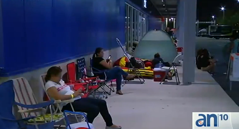 Un grupo de personas está acampado frente a las puertas de la primera tienda de Ikea en Miami, a la caza de las ofertas de mañana.