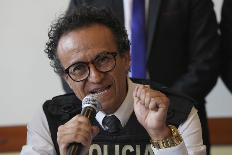 Christian Zurita habla durante una conferencia de prensa luego de ser nominado por Movimiento Construye para reemplazar al asesinado Fernando Villavicencio como candidato presidencial, el domingo 13 de agosto de 2023, en Quito, Ecuador. Villavicencio recibió un disparo mortal en un mitin político el 9 de agosto. (Foto AP/Dolores Ochoa)