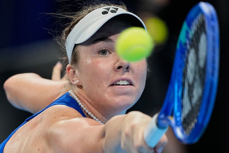 Linda Noskova devuelve de revés ante Katie Boulter en los cuartos de final de la Copa Billie Jean King, el martes 22 de septiembre de 2026, en Shenzhen, China. (AP Foto/Andy Wong)