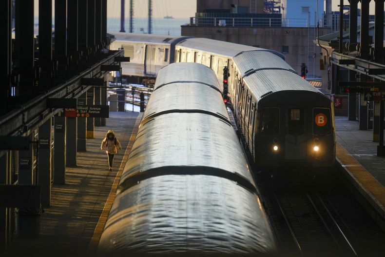 Trenes llegan y salen de una estación de metro en la sección de Coney Island de Nueva York, el jueves 23 de enero de 2025. (AP foto/Seth Wenig)