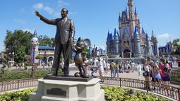 ARCHIVO - Visitantes caminan detrás de la estatua de Walt Disney y Mickey Mouse en el parque de Magic Kingdom, en Walt Disney World, el 14 de julio de 2023, en Lake Buena Vista, Florida. (AP Foto/John Raoux, Archivo)