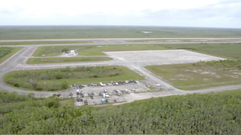 Esta imagen tomada de un video sin fecha proporcionado por la oficina del procurador general de Florida, James Uthmeier, muestra un aeródromo asilado en los Everglades, a unos 72 kilómetros (45 millas) al oeste de Miami. (Oficina del procurador general James Uthmeier vía AP)