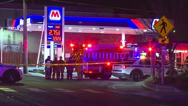 Imagen tomada de video entregado por WMAR que muestra a policías y bomberos cerca del lugar del tiroteo en Towson, Maryland, el 17 de diciembre del 2024. (WMAR via AP)