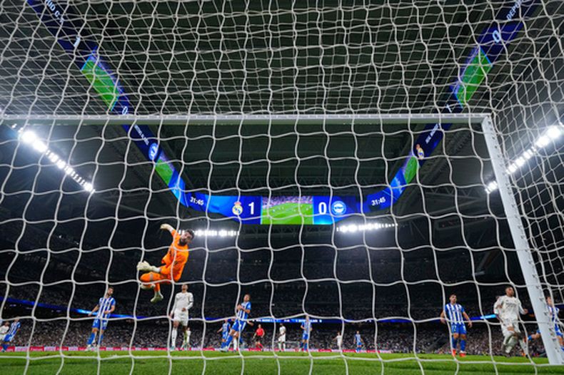 El arquero de Alavés Antonio Sivera observa la trayectoria del balón durante el partido contra Real Madrid en la Liga española, el martes 21 de abril de 2026, en Madrid. (AP Foto/Manu Fernández)