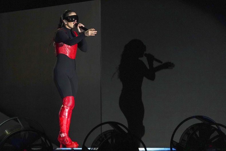 La cantautora española Rosalía durante el concierto gratuito de su Motomami World Tour en el Zócalo de la Ciudad de México el 28 de abril de 2023. (Foto AP/Marco Ugarte)