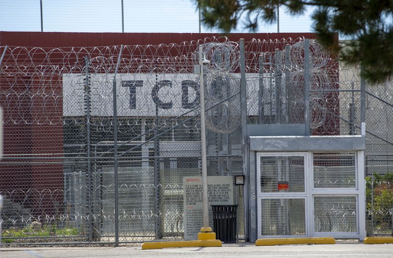 ARCHIVO - El centro de detención del condado de Torrance, 29 de septiembre 2022, en Estancia, Nuevo México. Una demanda en nombre de cuatro migrantes acusa a las autoridades de inmigración de Estados Unidos de hacer caso omiso de las denuncias de las condiciones insalubres e inseguras en el centro de detención de inmigrantes en Nuevo México para que la instalación permanecería abierta. Una coalición de defensores de los derechos de los migrantes presentó la demanda el miércoles 8 de noviembre de 2023 ante el Tribunal de Distrito de Estados Unidos en Albuquerque, Nuevo México. (AP Foto/Andres Leighton, Archivo)