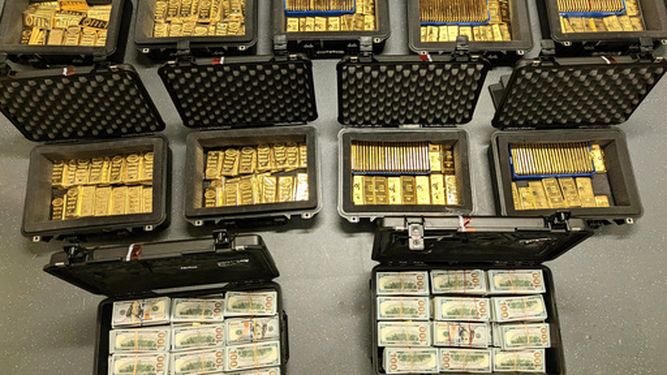 Esta imagen difundida por el Departamento de Justicia de Estados Unidos e incluida en documentos judiciales, muestra lingotes de oro y dinero en efectivo incautados de la residencia de David J. Rush durante un allanamiento el 19 de mayo de 2026, en Ashburn, Virginia. (AP Foto/Departamento de Justicia vía AP)