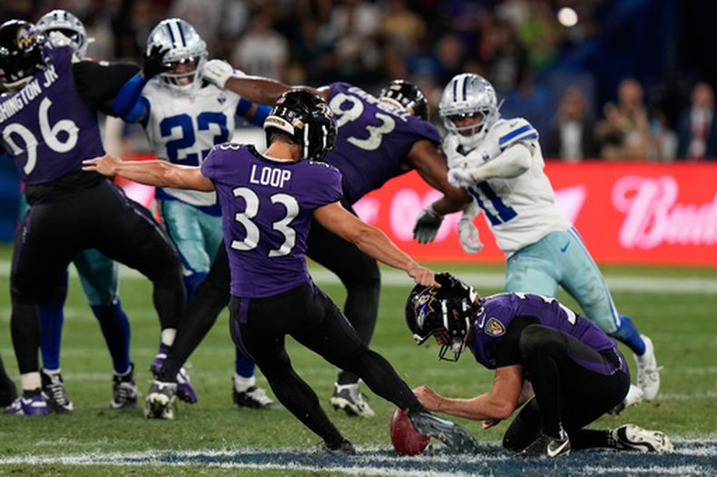 El pateador Tyler Loop (33) de los Ravens de Baltimore conecta el gol de campo de la victoria en la última jugada del partido de la NFL en contra de los Cowboys de Dallas el domingo 27 de septiembre de 2026, en Río de Janeiro, Brasil. (AP Foto/Fernando Llano)