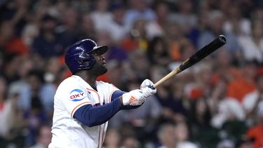 El cubano Yordan Álvarez, de los Astros de Houston, conecta un doblete en el juego ante los Cachorros de Chicago, el martes 16 de mayo de 2023 (AP Foto/David J. Phillip)