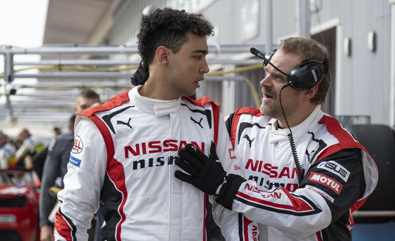 En esta imagen proporcionada por Sony Pictures, Archie Madekwe, izquierda, y David Harbour en una escena de Gran Turismo. (Gordon Timpen/Sony Pictures vía AP)