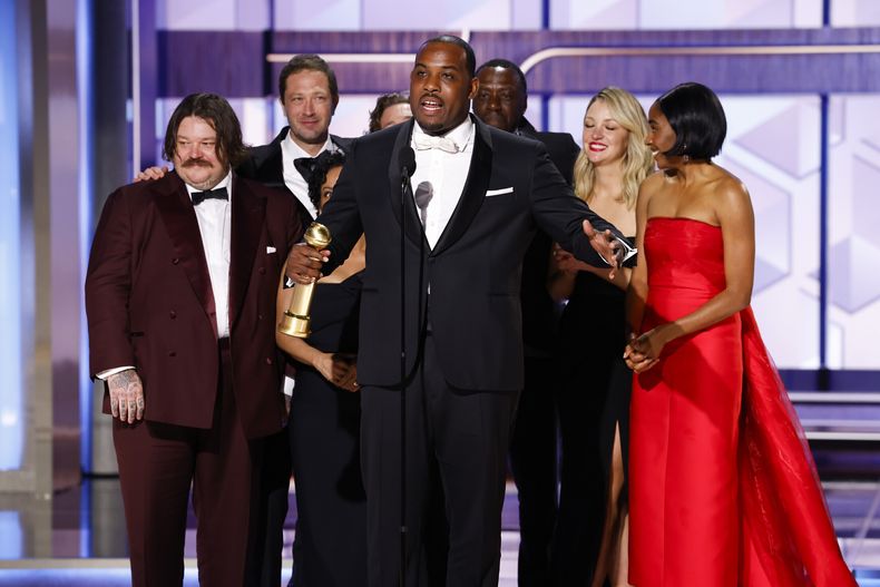 En esta imagen proporcionada por CBS, Lionel Boyce, centro, con el elenco de The Bear al recibir el premio a la mejor serie musical o de comedia en la 81a edición de los Globos de Oro el domingo 7 de enero de 2024, en el Hotel Beverly Hilton en Beverly Hills, California. (Sonja Flemming/CBS via AP)