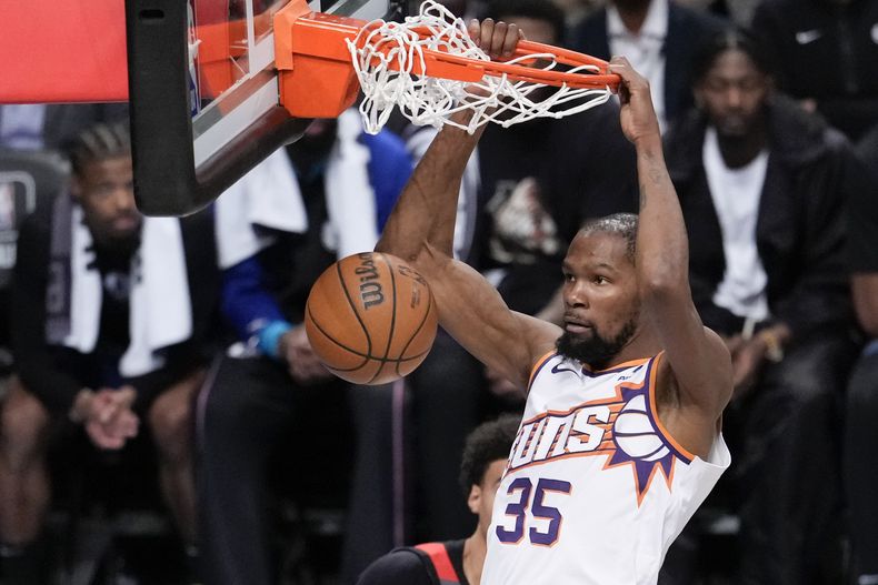 El alero de los Suns de Phoenix, Kevin Durant, realiza una clavada en el encuentro del miércoles 31 de enero de 2024, ante los Nets de Brooklyn (AP Foto/Mary Altaffer)