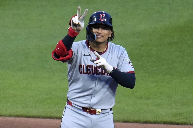 Bo Naylor, de los Guardianes de Cleveland, celebra en segunda base después de impulsar dos carreras con un doblete frente a Carmen Mlodzinski, lanzador de los Piratas de Pittsburgh, durante la cuarta entrada del juego de béisbol de Grandes Ligas el viernes 18 de abril de 2025, en Pittsburgh. (AP Foto/Gene J. Puskar)