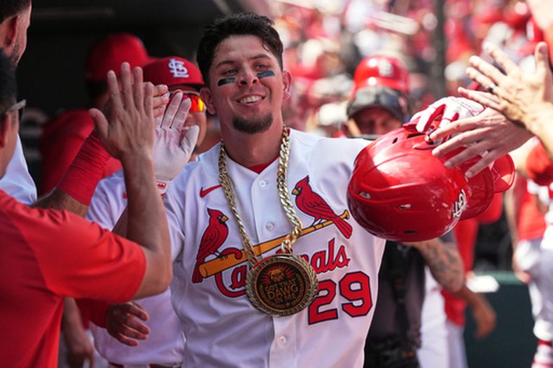 El mexicano Ramón Urías, de los Cardenales de San Luis, felicitado por sus compañeros tras batear un jonrón de dos carreras en la cuarta entrada ante los Orioles de Baltimore el jueves 27 de agosto del 2026. (AP Foto/Jeff Roberson)